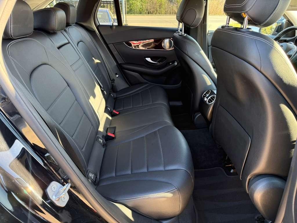 Mercedes-Benz GLC 300 Vehicle Full-screen Gallery Image 16