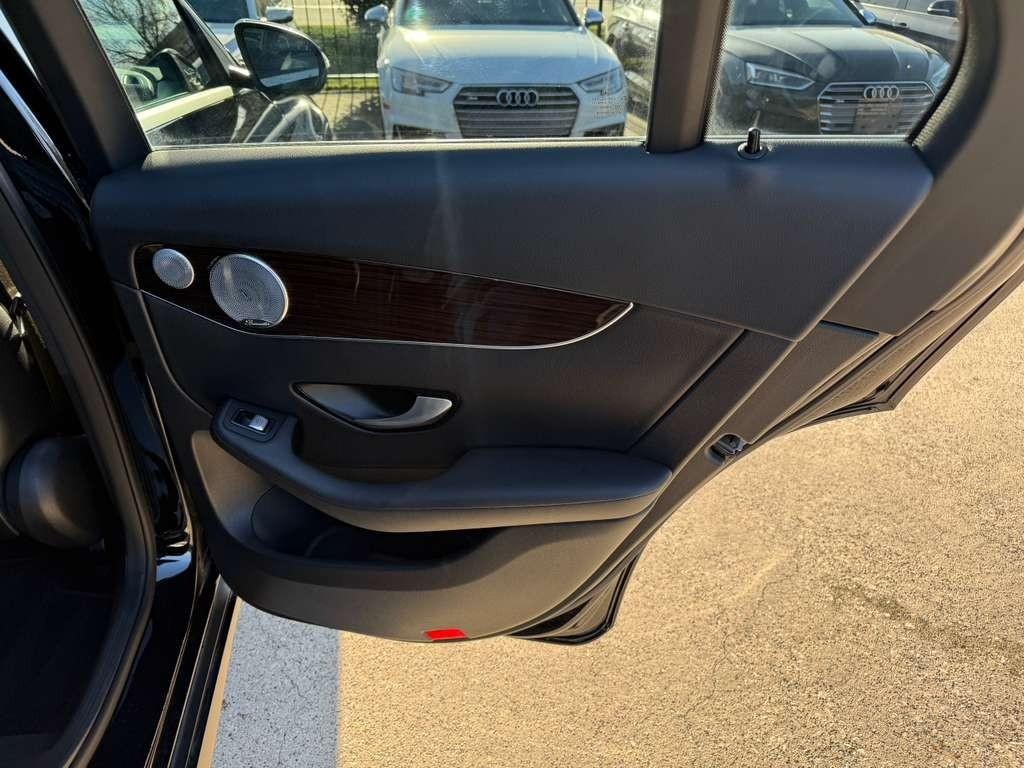 Mercedes-Benz GLC 300 Vehicle Full-screen Gallery Image 17