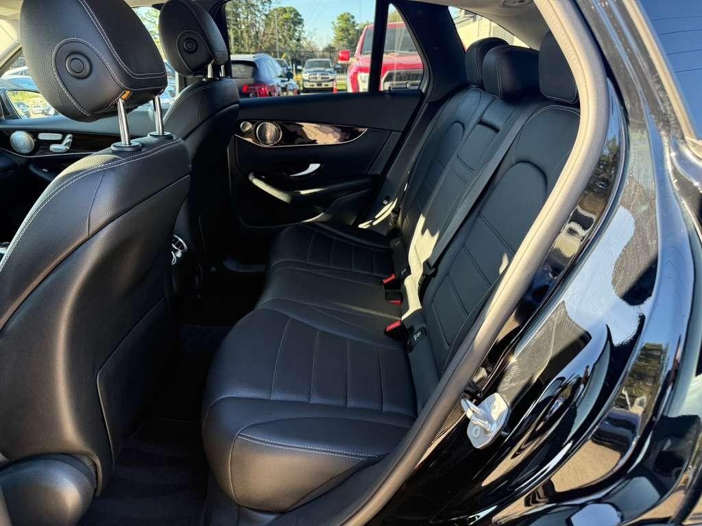 Mercedes-Benz GLC 300 Vehicle Full-screen Gallery Image 18