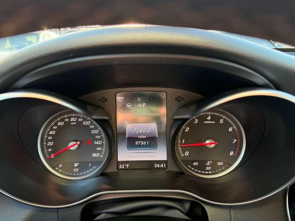 Mercedes-Benz GLC 300 Vehicle Full-screen Gallery Image 21