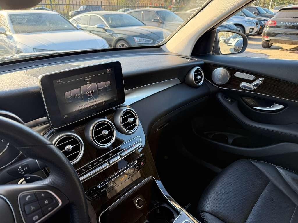 Mercedes-Benz GLC 300 Vehicle Full-screen Gallery Image 23