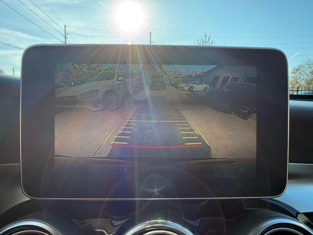 Mercedes-Benz GLC 300 Vehicle Full-screen Gallery Image 24