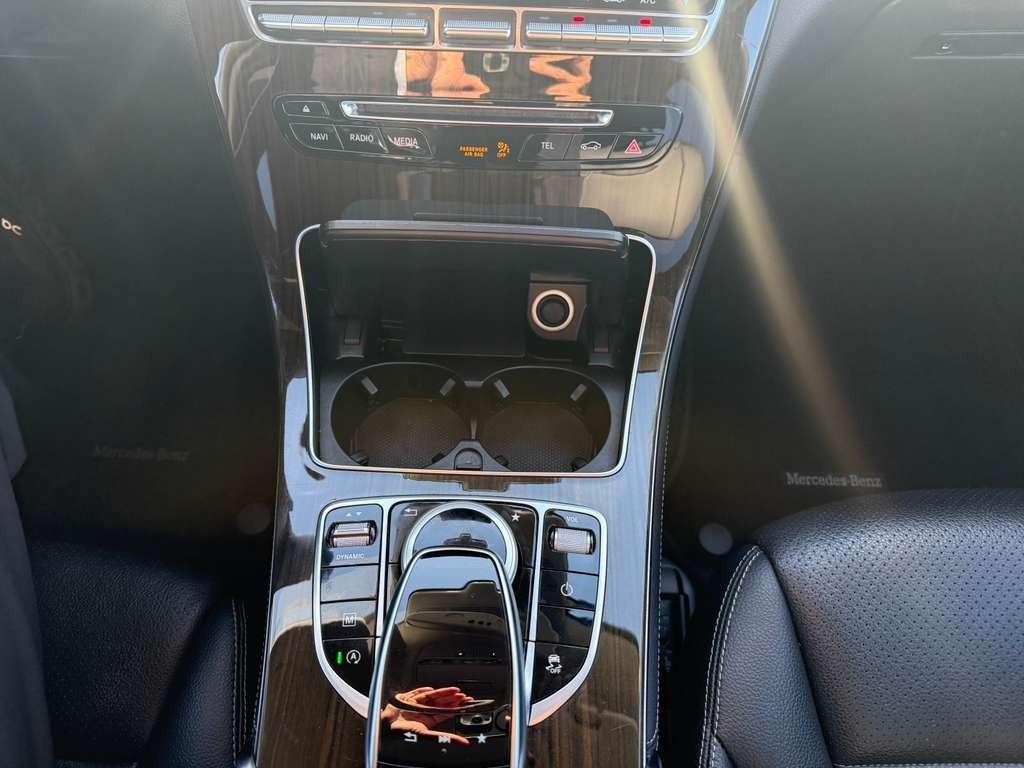 Mercedes-Benz GLC 300 Vehicle Full-screen Gallery Image 25