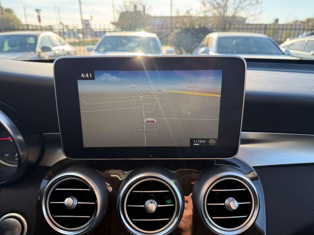 Mercedes-Benz GLC 300 Vehicle Full-screen Gallery Image 26