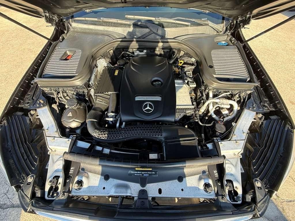 Mercedes-Benz GLC 300 Vehicle Full-screen Gallery Image 27