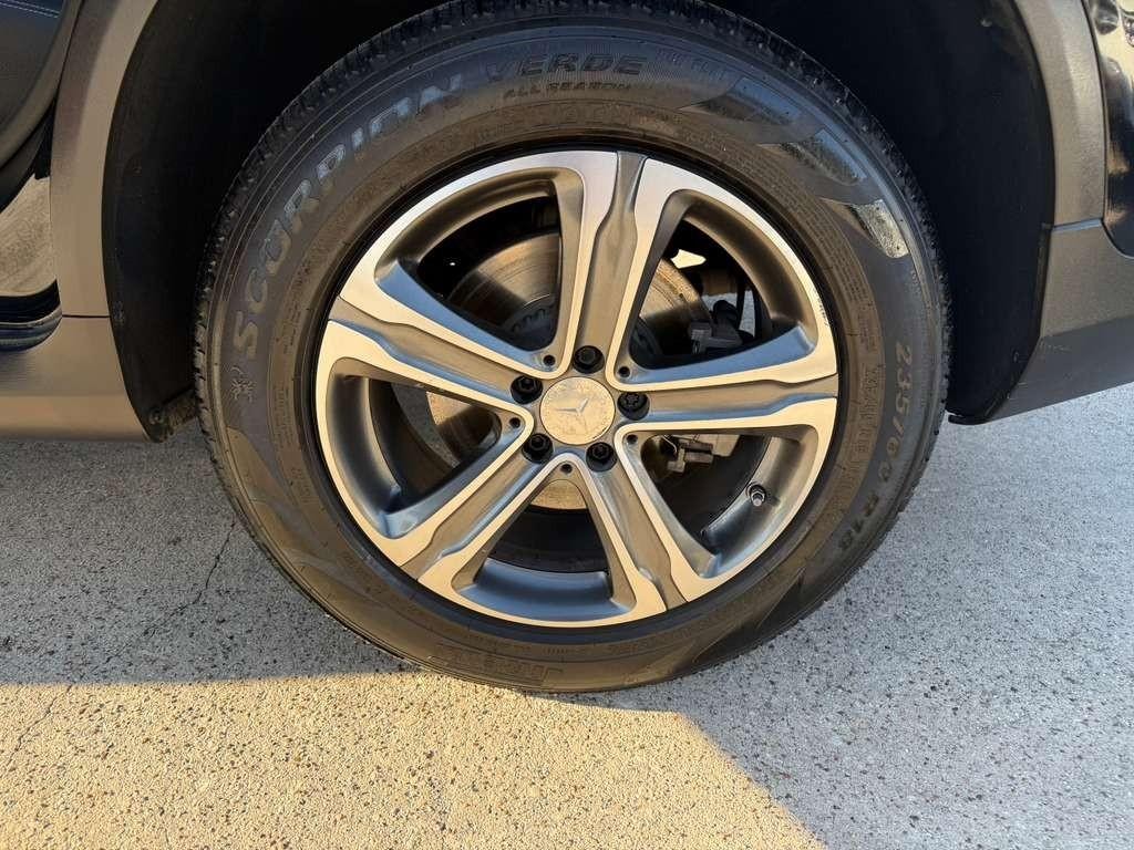 Mercedes-Benz GLC 300 Vehicle Full-screen Gallery Image 28