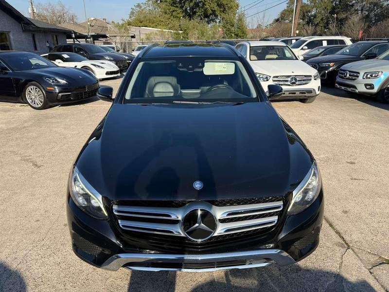 Mercedes-Benz GLC 300 Vehicle Full-screen Gallery Image 02