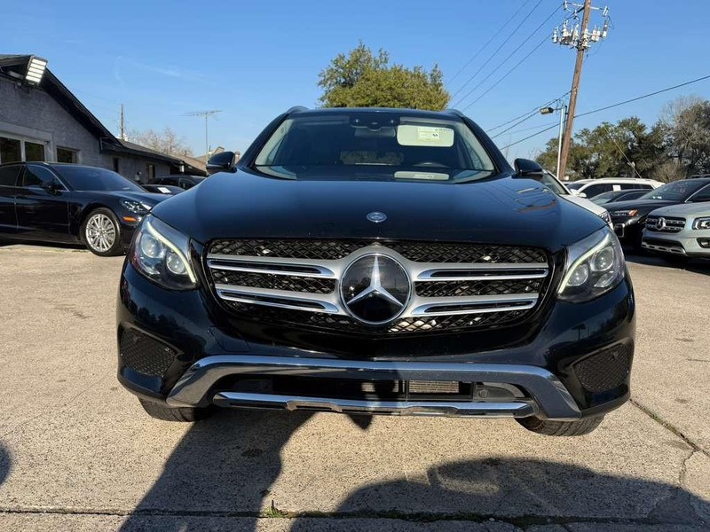 Mercedes-Benz GLC 300 Vehicle Full-screen Gallery Image 03