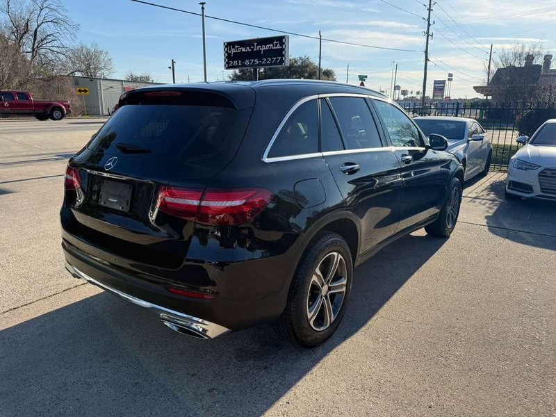 Mercedes-Benz GLC 300 Vehicle Full-screen Gallery Image 06