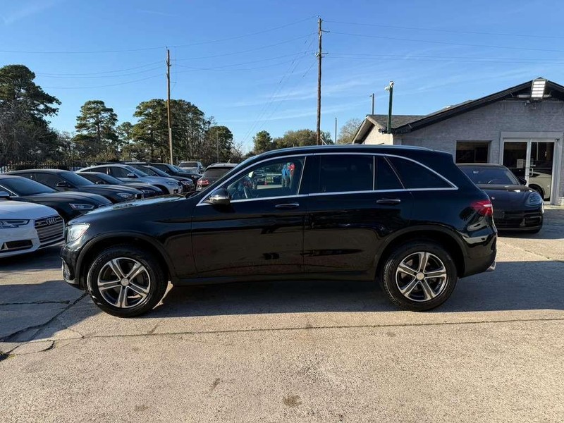 Mercedes-Benz GLC 300 Vehicle Full-screen Gallery Image 09