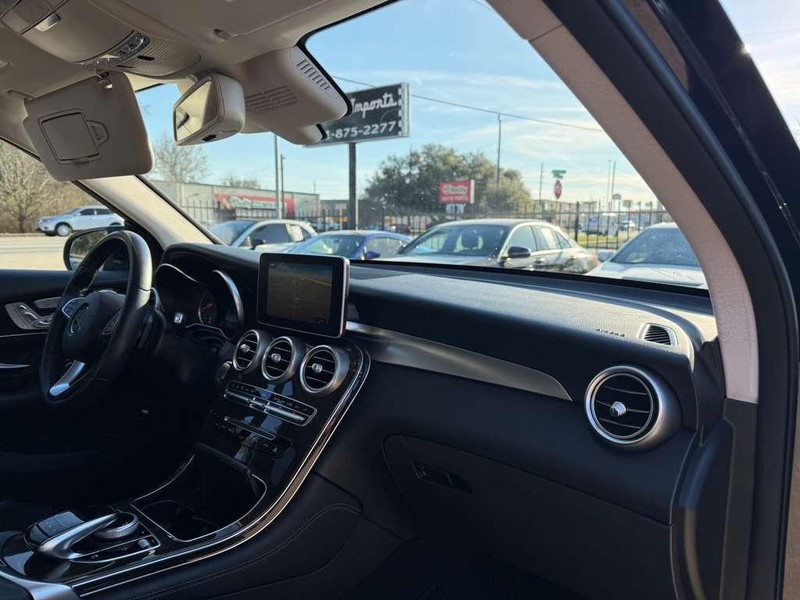 Mercedes-Benz GLC 300 Vehicle Full-screen Gallery Image 13