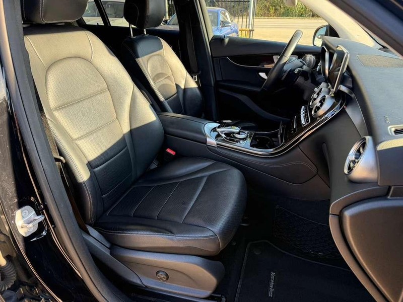 Mercedes-Benz GLC 300 Vehicle Full-screen Gallery Image 14