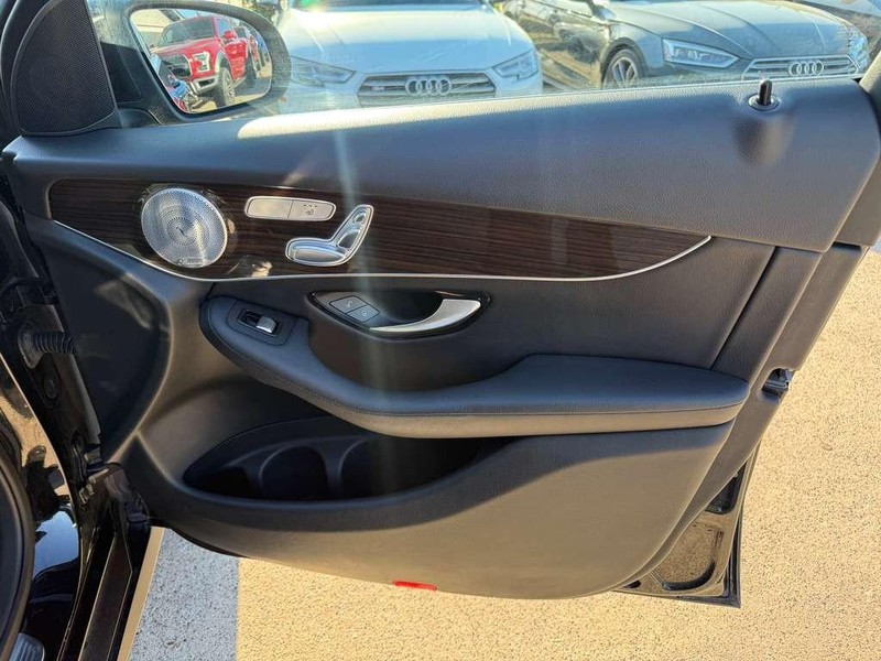 Mercedes-Benz GLC 300 Vehicle Full-screen Gallery Image 15