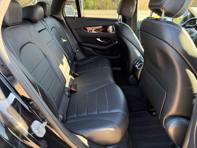 Mercedes-Benz GLC 300 Vehicle Full-screen Gallery Image 16