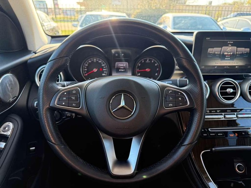 Mercedes-Benz GLC 300 Vehicle Full-screen Gallery Image 20