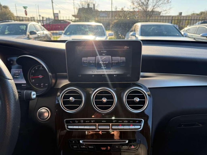 Mercedes-Benz GLC 300 Vehicle Full-screen Gallery Image 22