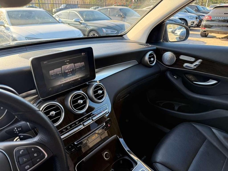 Mercedes-Benz GLC 300 Vehicle Full-screen Gallery Image 23