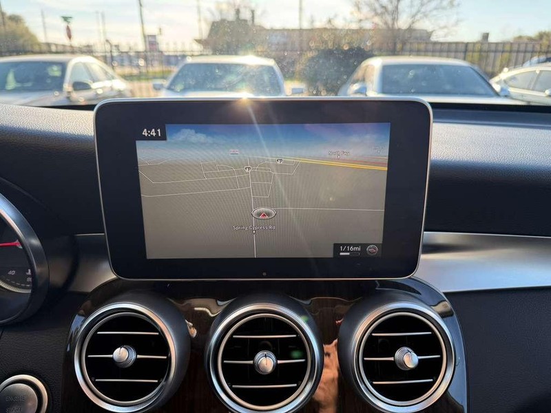 Mercedes-Benz GLC 300 Vehicle Full-screen Gallery Image 26