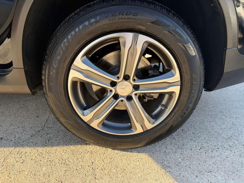 Mercedes-Benz GLC 300 Vehicle Full-screen Gallery Image 28