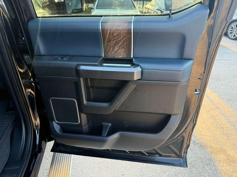 Ford F-150 Vehicle Full-screen Gallery Image 18