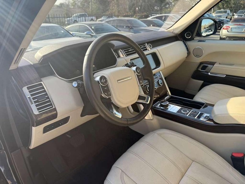 Land Rover Range Rover Vehicle Full-screen Gallery Image 10