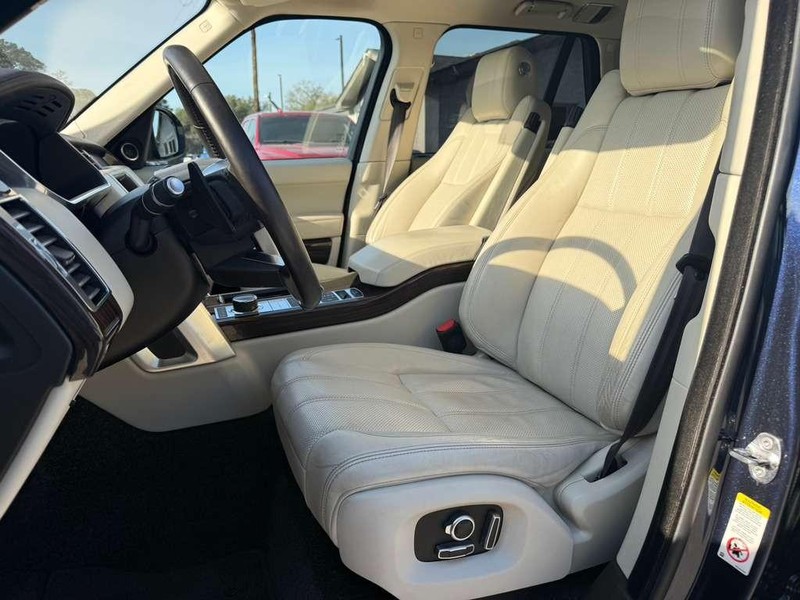 Land Rover Range Rover Vehicle Full-screen Gallery Image 11