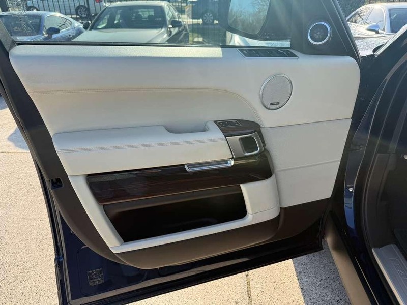 Land Rover Range Rover Vehicle Full-screen Gallery Image 12