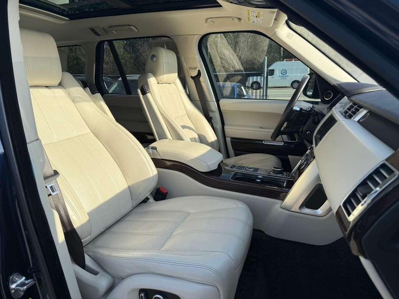 Land Rover Range Rover Vehicle Full-screen Gallery Image 14