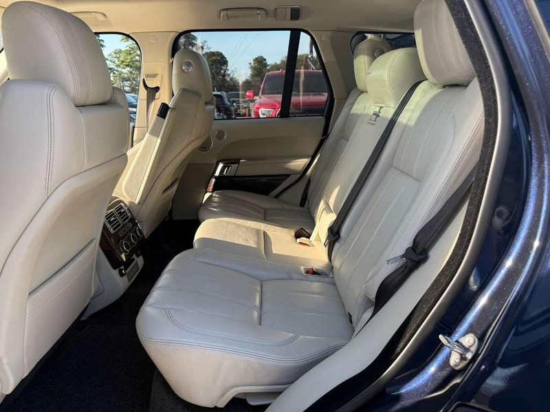 Land Rover Range Rover Vehicle Full-screen Gallery Image 17