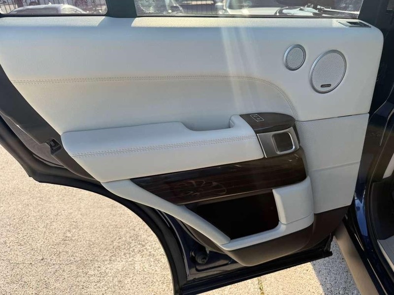 Land Rover Range Rover Vehicle Full-screen Gallery Image 18