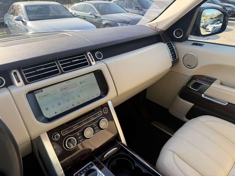 Land Rover Range Rover Vehicle Full-screen Gallery Image 25