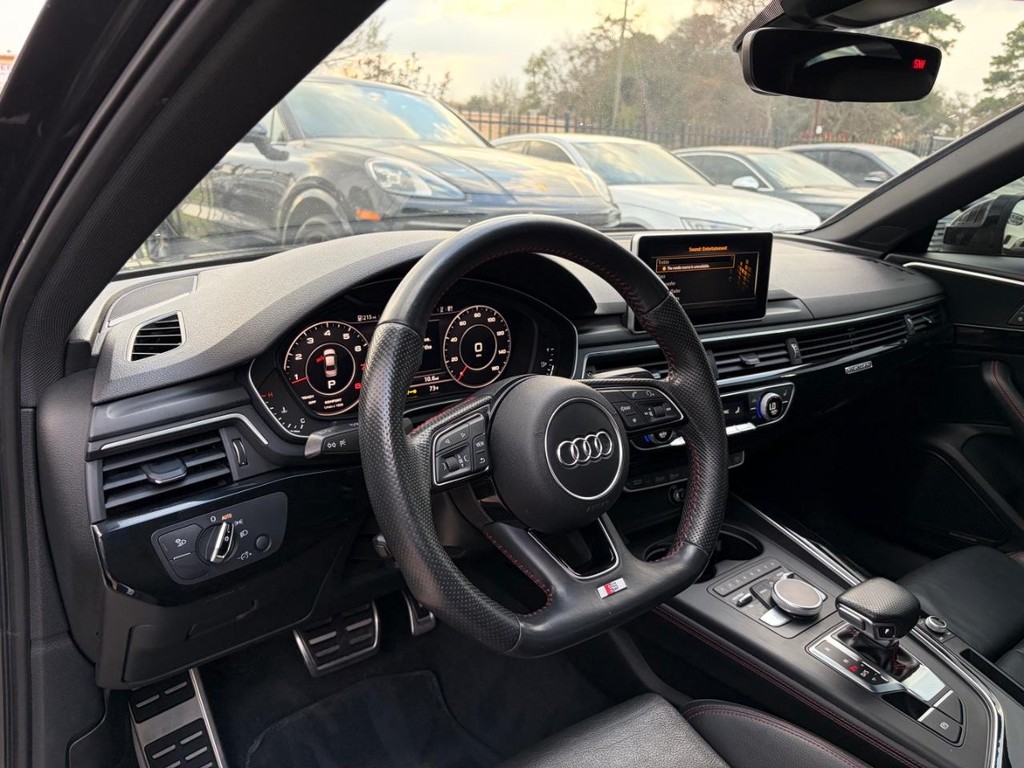 Audi A4 Vehicle Full-screen Gallery Image 10