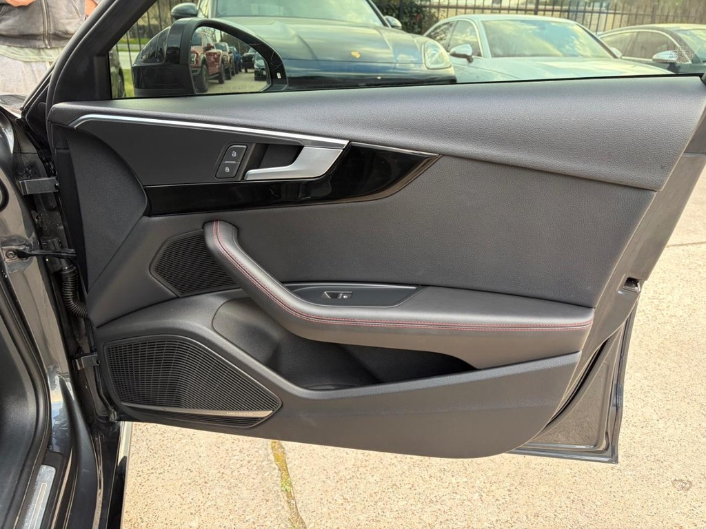 Audi A4 Vehicle Full-screen Gallery Image 13