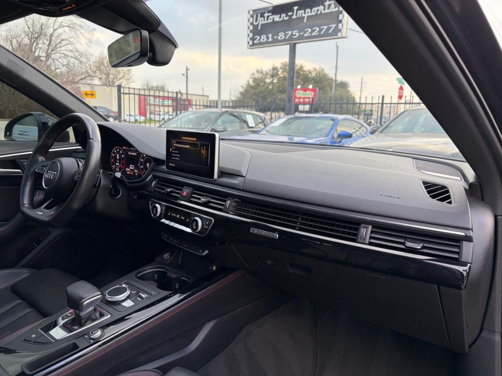 Audi A4 Vehicle Full-screen Gallery Image 14