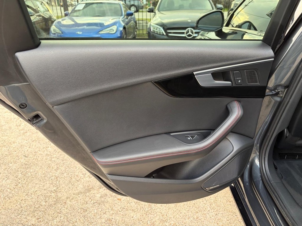 Audi A4 Vehicle Full-screen Gallery Image 17