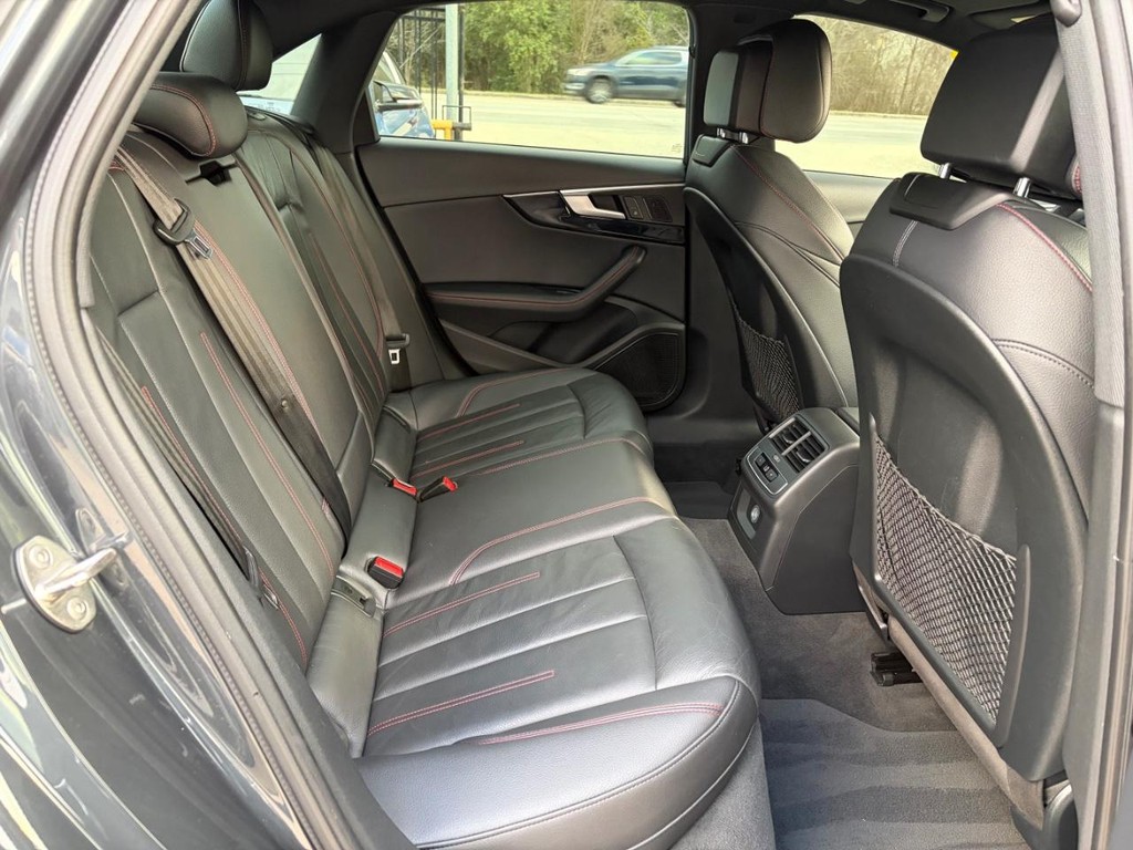 Audi A4 Vehicle Full-screen Gallery Image 18