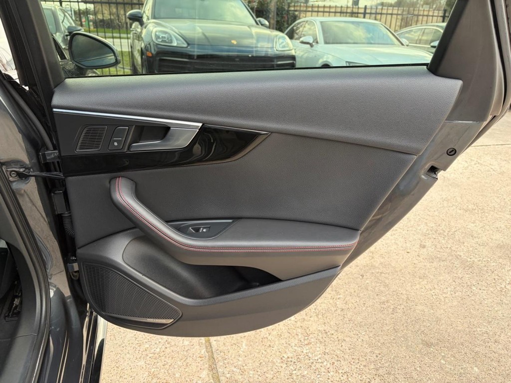 Audi A4 Vehicle Full-screen Gallery Image 19