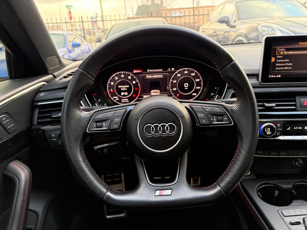 Audi A4 Vehicle Full-screen Gallery Image 20