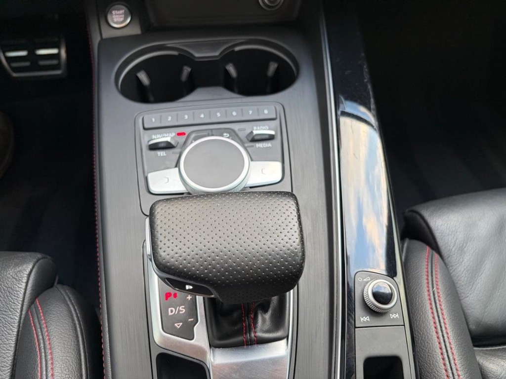 Audi A4 Vehicle Full-screen Gallery Image 25