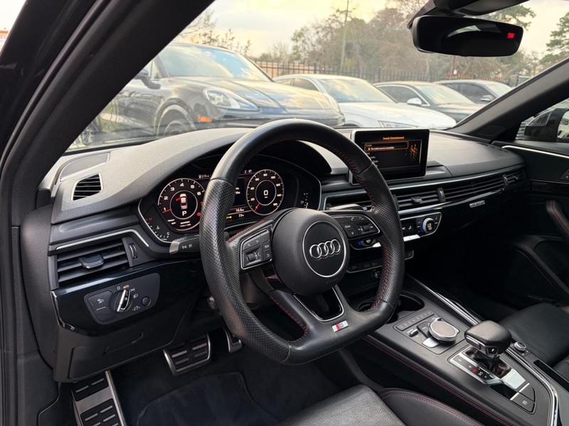 Audi A4 Vehicle Full-screen Gallery Image 10