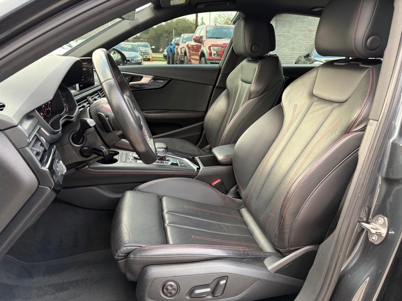 Audi A4 Vehicle Full-screen Gallery Image 11