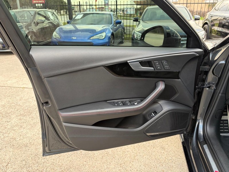 Audi A4 Vehicle Full-screen Gallery Image 12