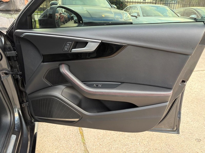 Audi A4 Vehicle Full-screen Gallery Image 13