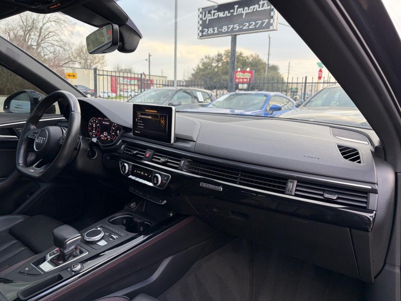 Audi A4 Vehicle Full-screen Gallery Image 14