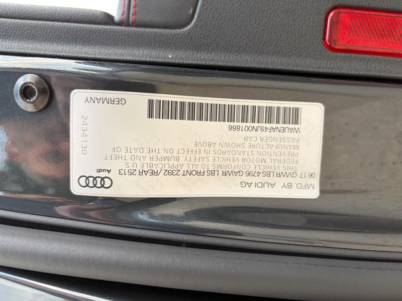 Audi A4 Vehicle Full-screen Gallery Image 30