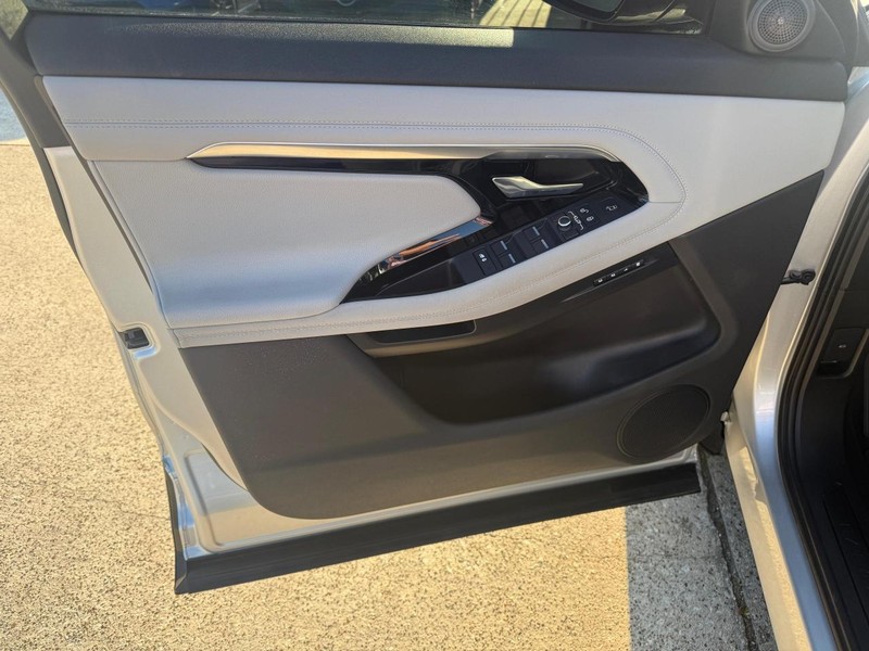 Land Rover Range Rover Evoque Vehicle Full-screen Gallery Image 11