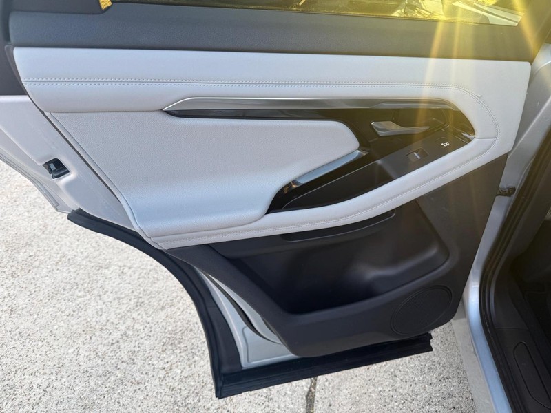 Land Rover Range Rover Evoque Vehicle Full-screen Gallery Image 17