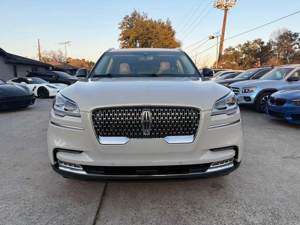 Lincoln Aviator Vehicle Full-screen Gallery Image 02