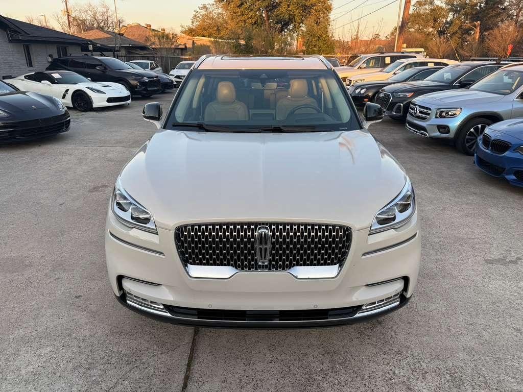 Lincoln Aviator Vehicle Full-screen Gallery Image 03