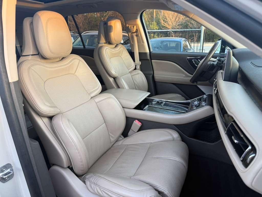 Lincoln Aviator Vehicle Full-screen Gallery Image 14